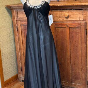 Black & White Gown Size 7/8